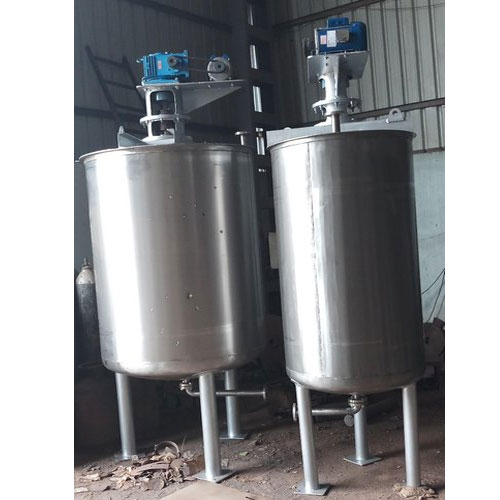 Stainless steel mixing vessel equipped with a mechanical turbine agitator for industrial processing.